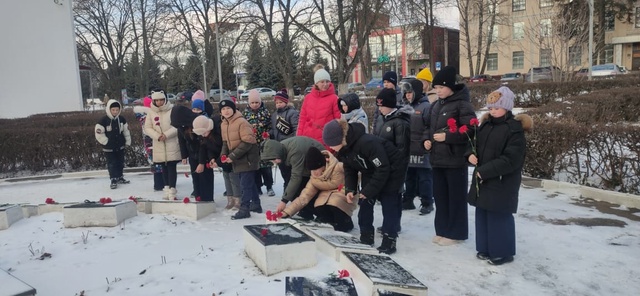 Возложение цветов.